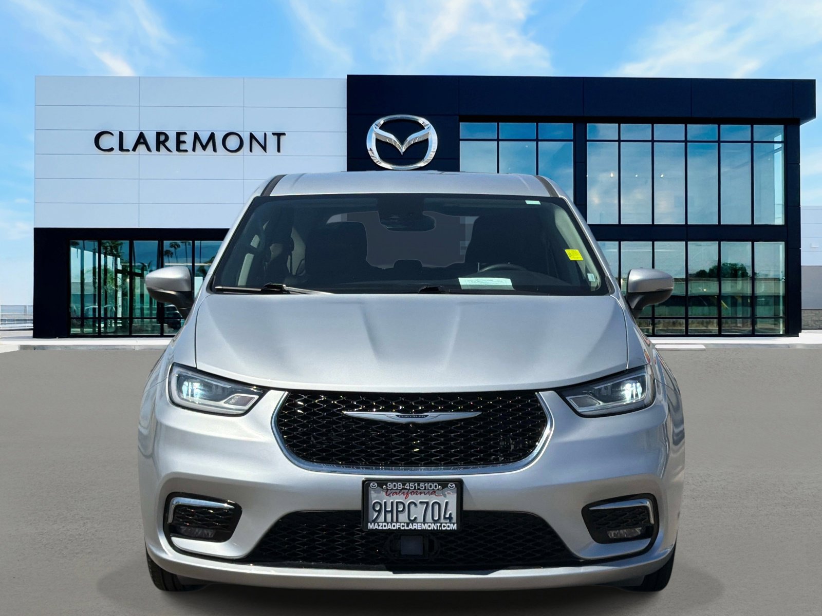 Used 2023 Chrysler Pacifica Touring-L FWD image 2