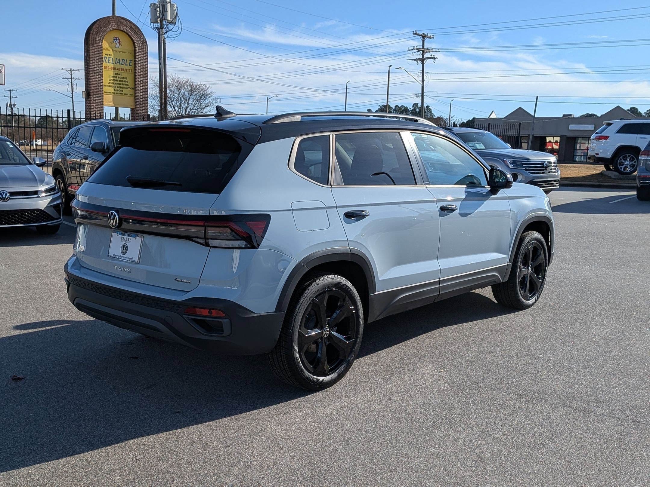 Used 2025 Volkswagen Taos SE image 3