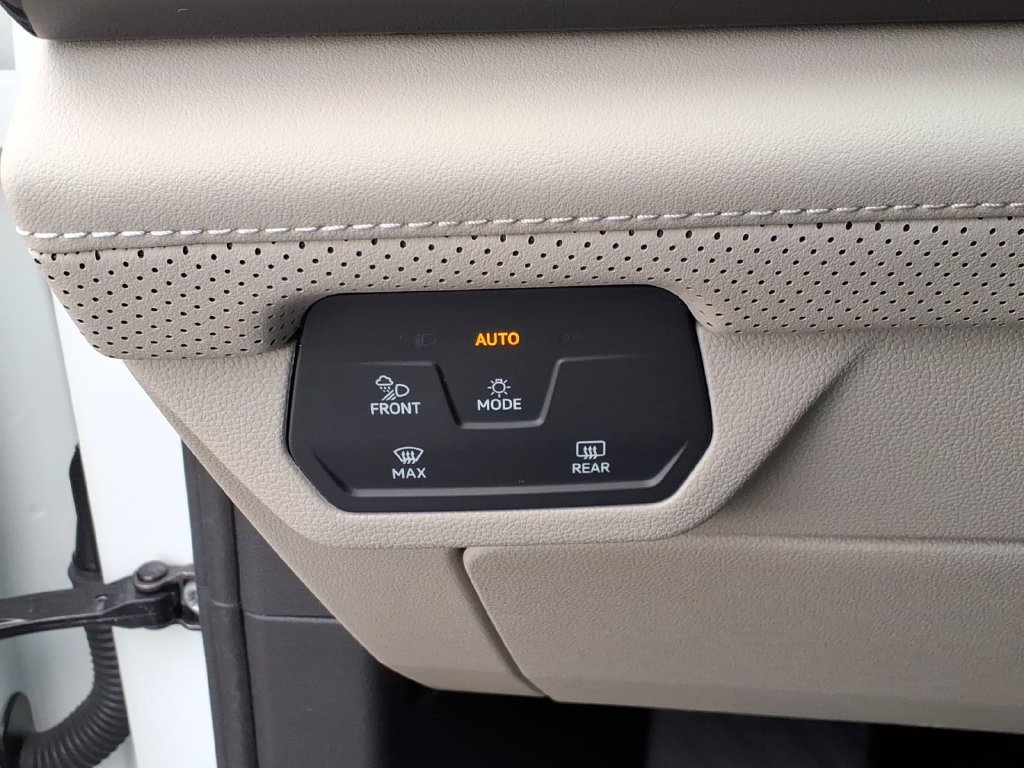 Used 2025 Volkswagen Atlas SE FWD image 34