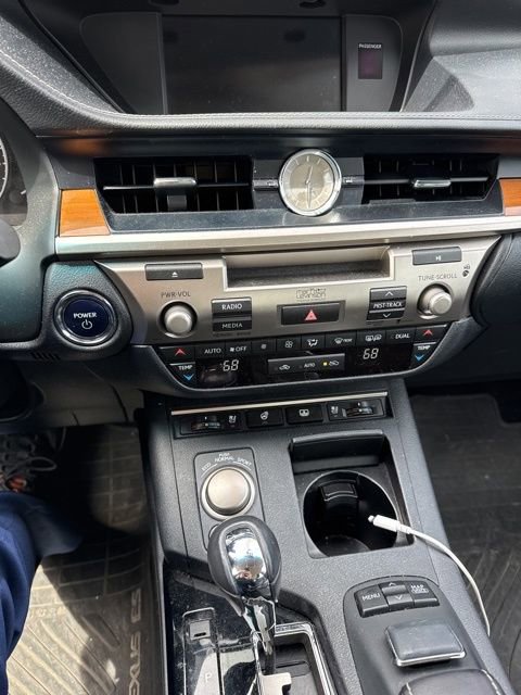 Used 2013 Lexus ES 300h image 14