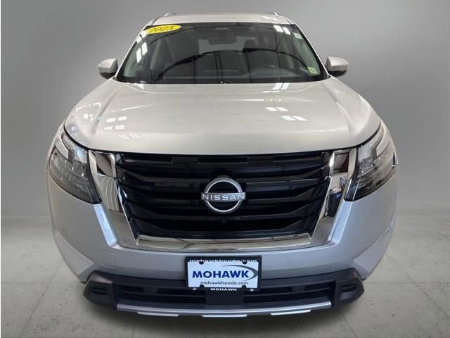 Used 2025 Nissan Pathfinder SL AWD/4WD image 9