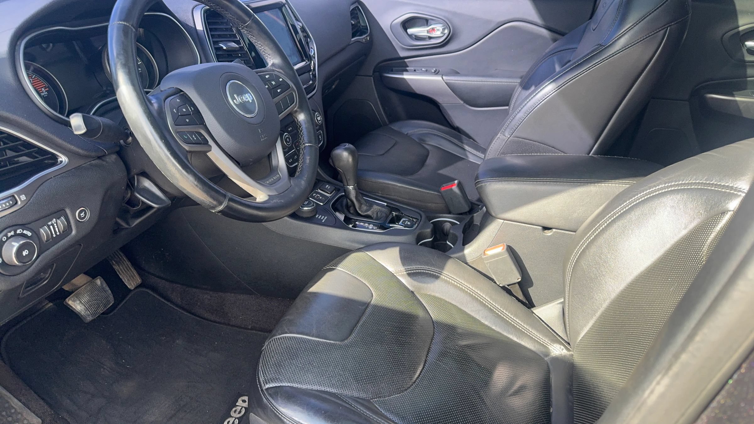 Used 2019 Jeep Cherokee Limited w/ Luxury Group AWD/4WD image 10