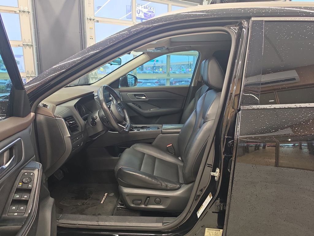 Used 2021 Nissan Rogue SV w/ Premium Package image 11