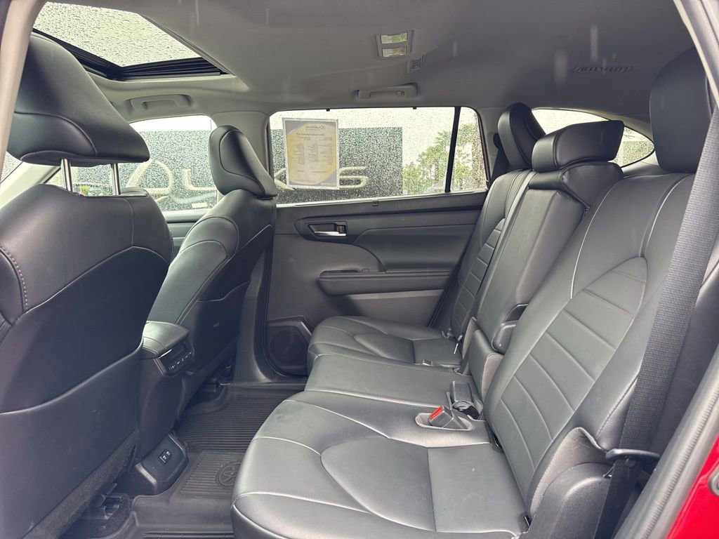 Used 2021 Toyota Highlander XLE AWD/4WD image 5
