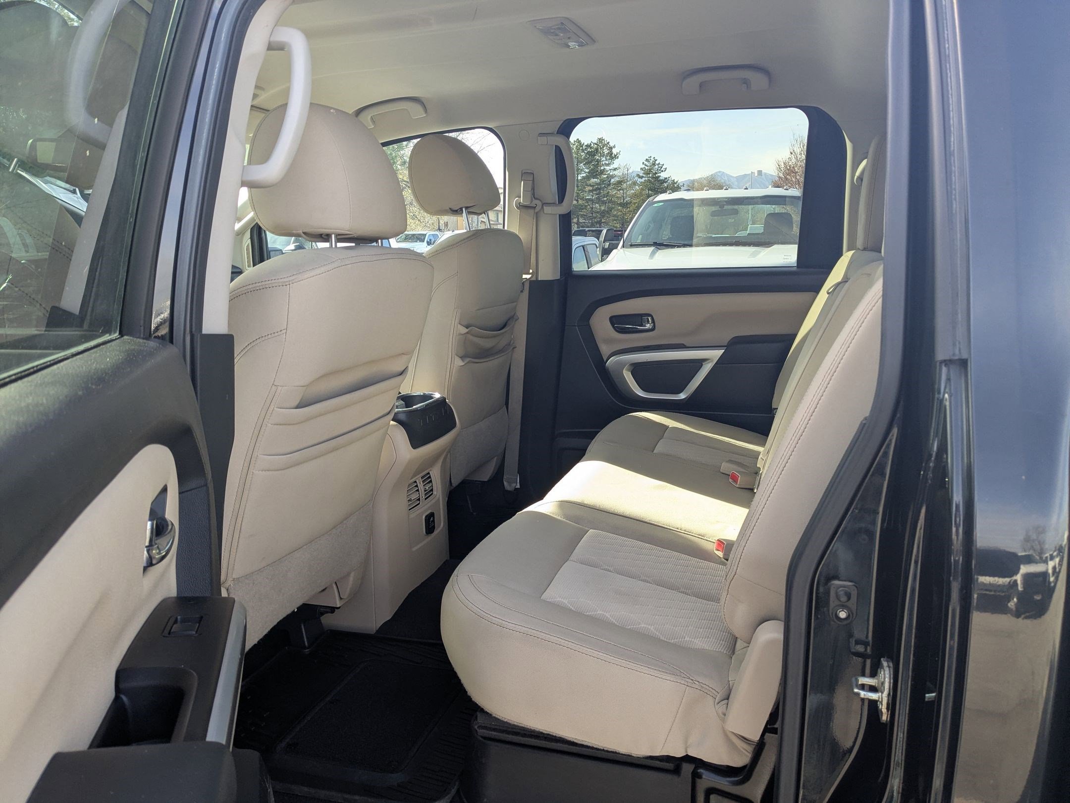 Used 2016 Nissan Titan SV image 29