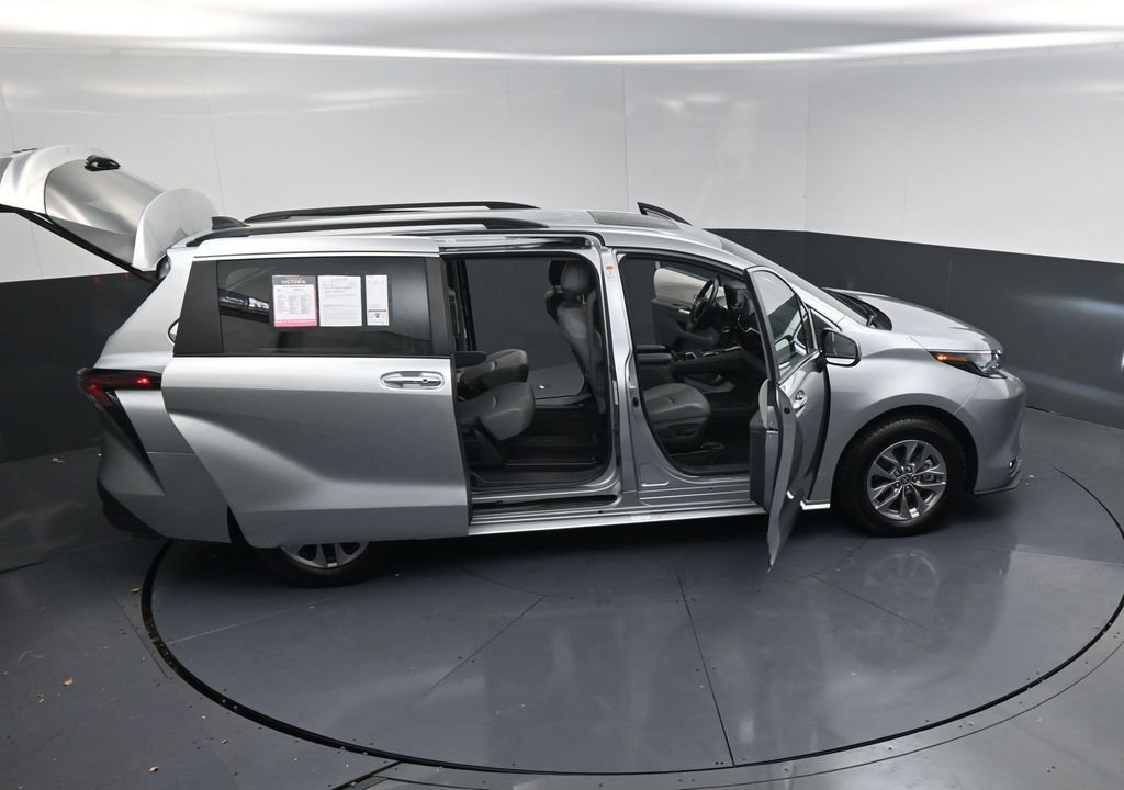 Used 2024 Toyota Sienna XLE image 26