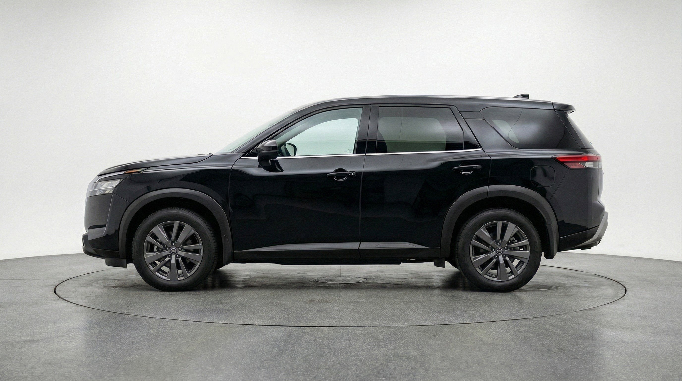 Used 2025 Nissan Pathfinder SV image 5