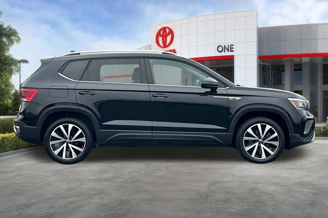 Used 2023 Volkswagen Taos SE FWD image 3