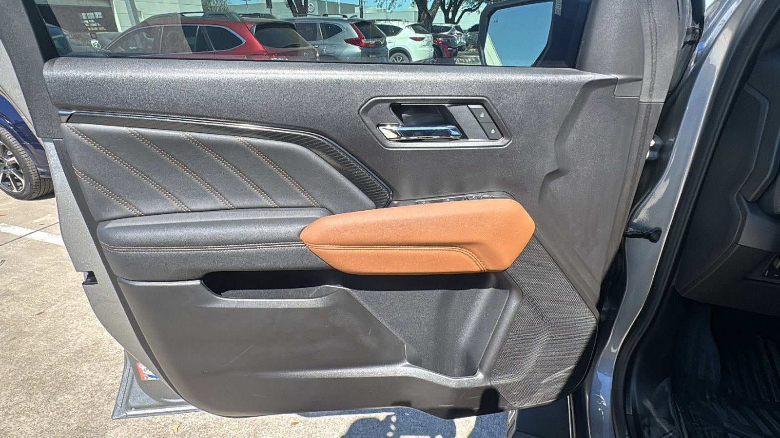 Used 2025 GMC Canyon AT4 image 11