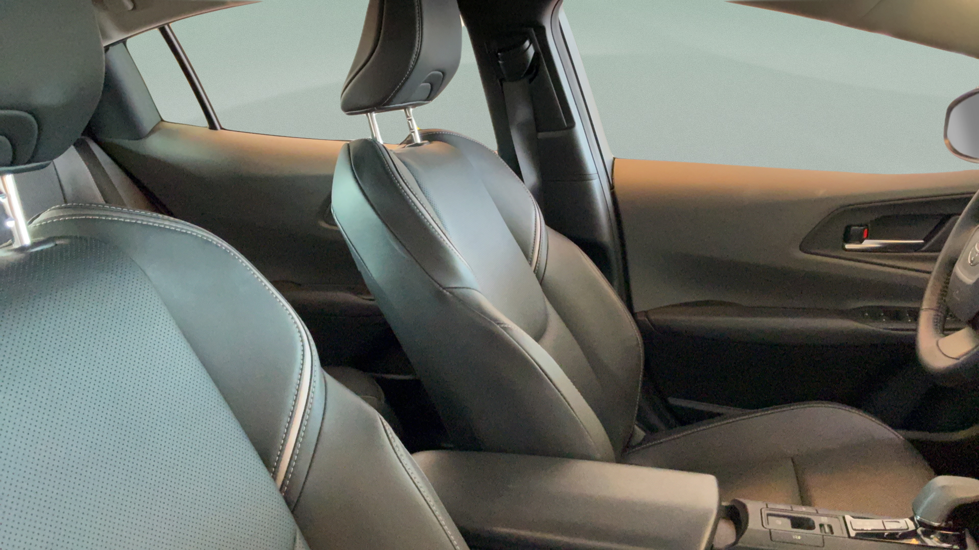 Certified 2025 Toyota Prius XLE FWD image 35