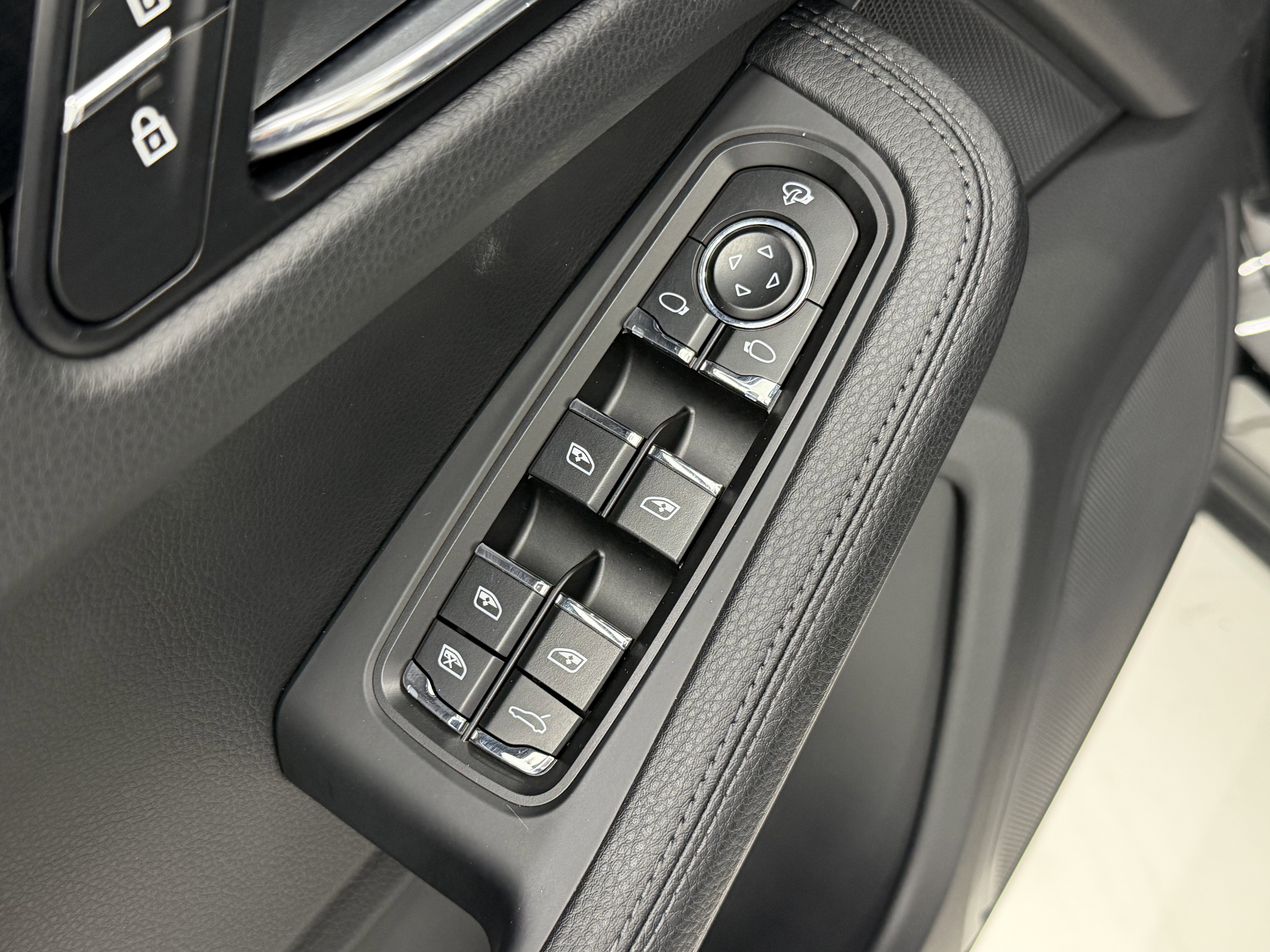 Certified 2025 Porsche Macan AWD/4WD image 28