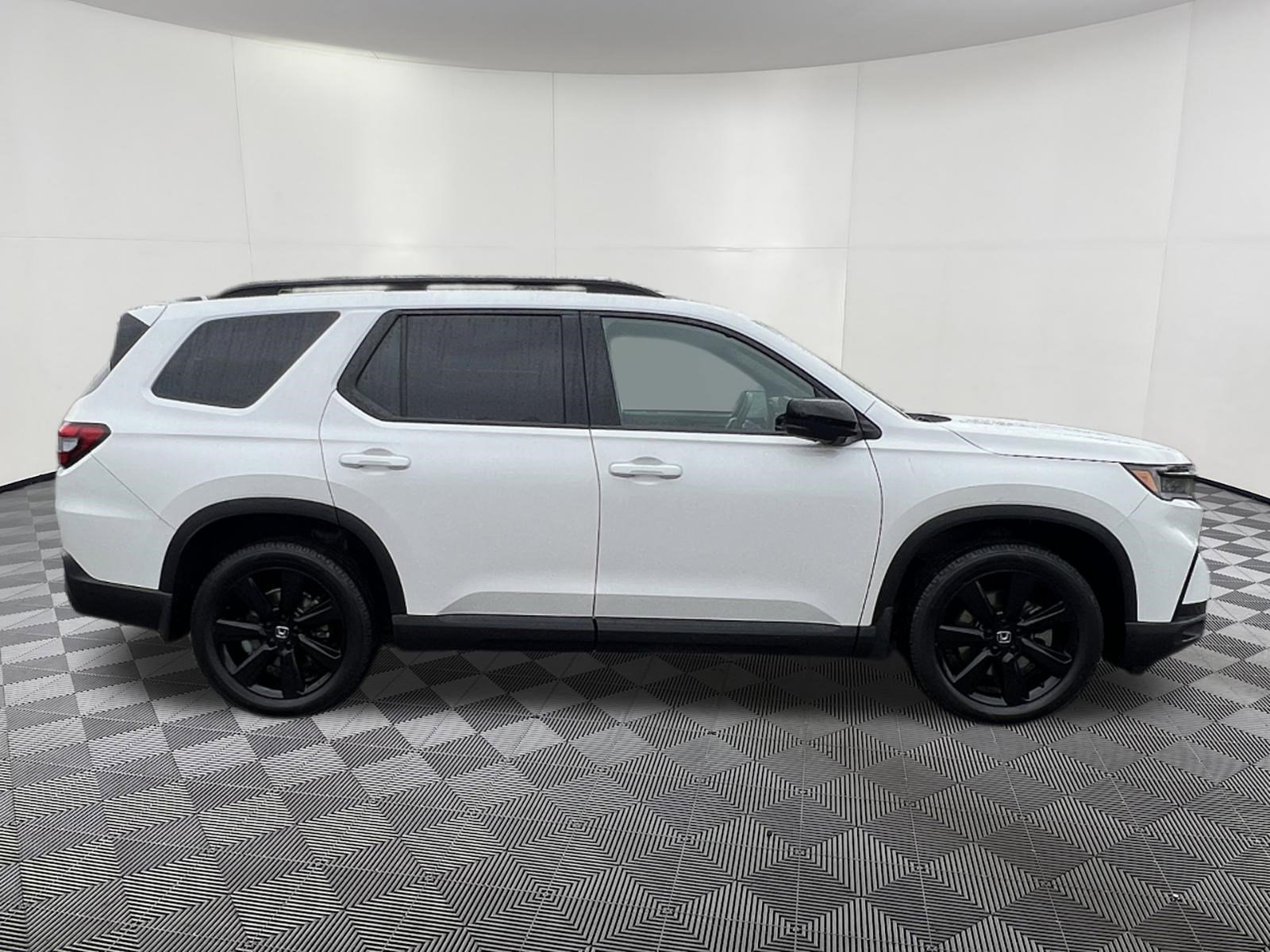 Used 2025 Honda Pilot Black Edition image 7