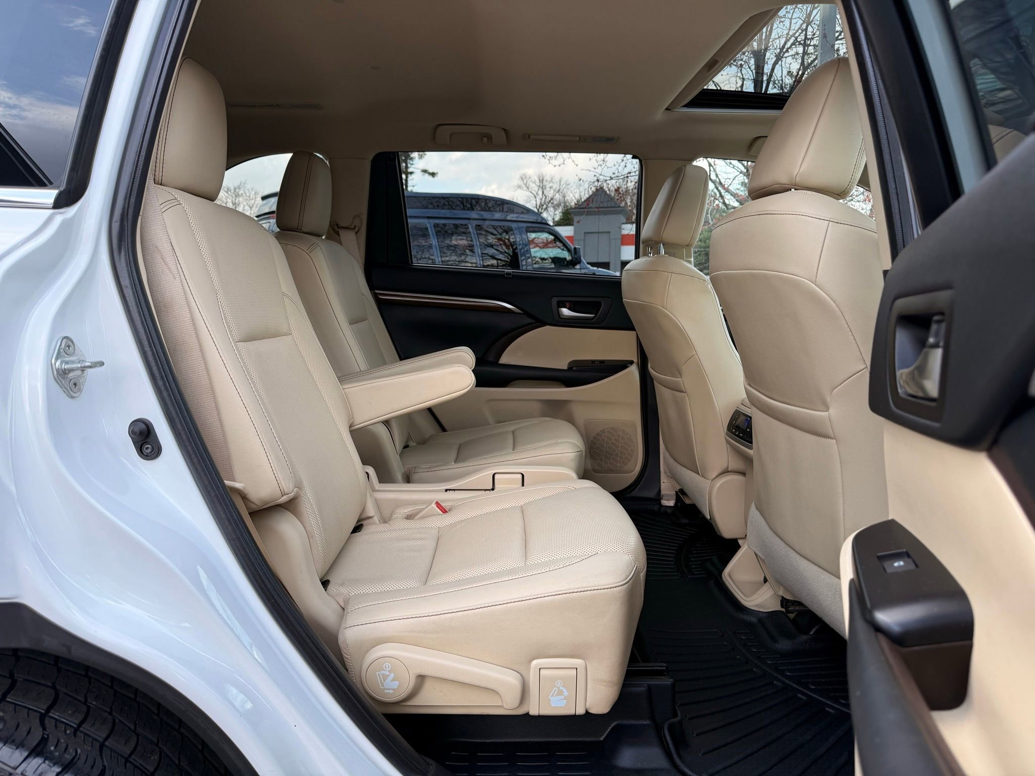 Used 2019 Toyota Highlander Limited AWD/4WD image 28