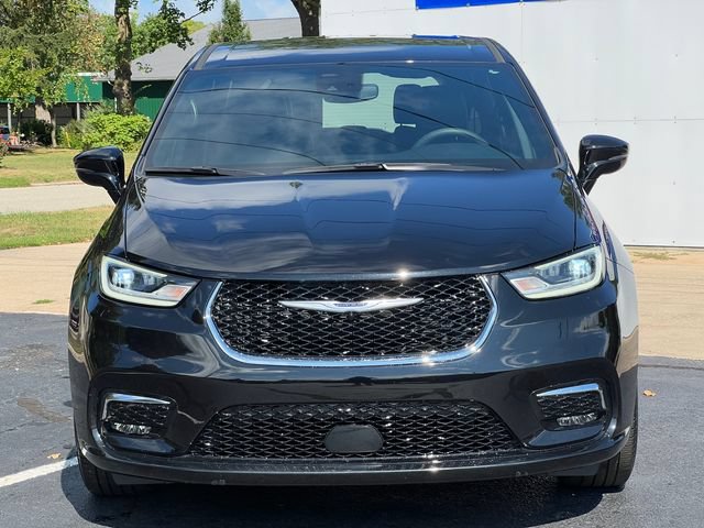 Used 2025 Chrysler Pacifica Select w/ Uconnect Theater Family Group AWD/4WD image 48