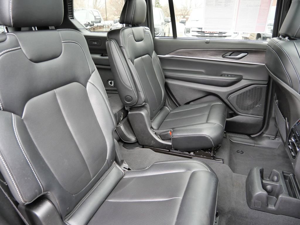Used 2024 Jeep Grand Cherokee L Limited w/ Luxury Tech Group II image 19