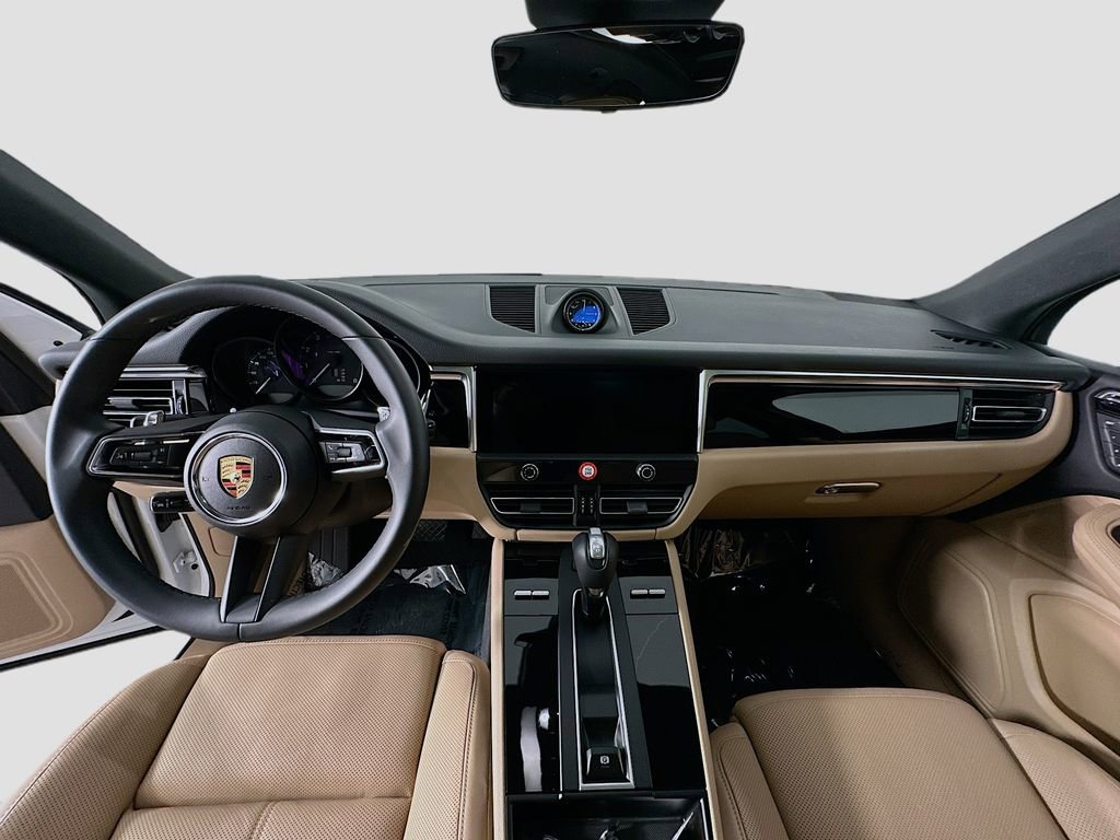 Used 2025 Porsche Macan image 4