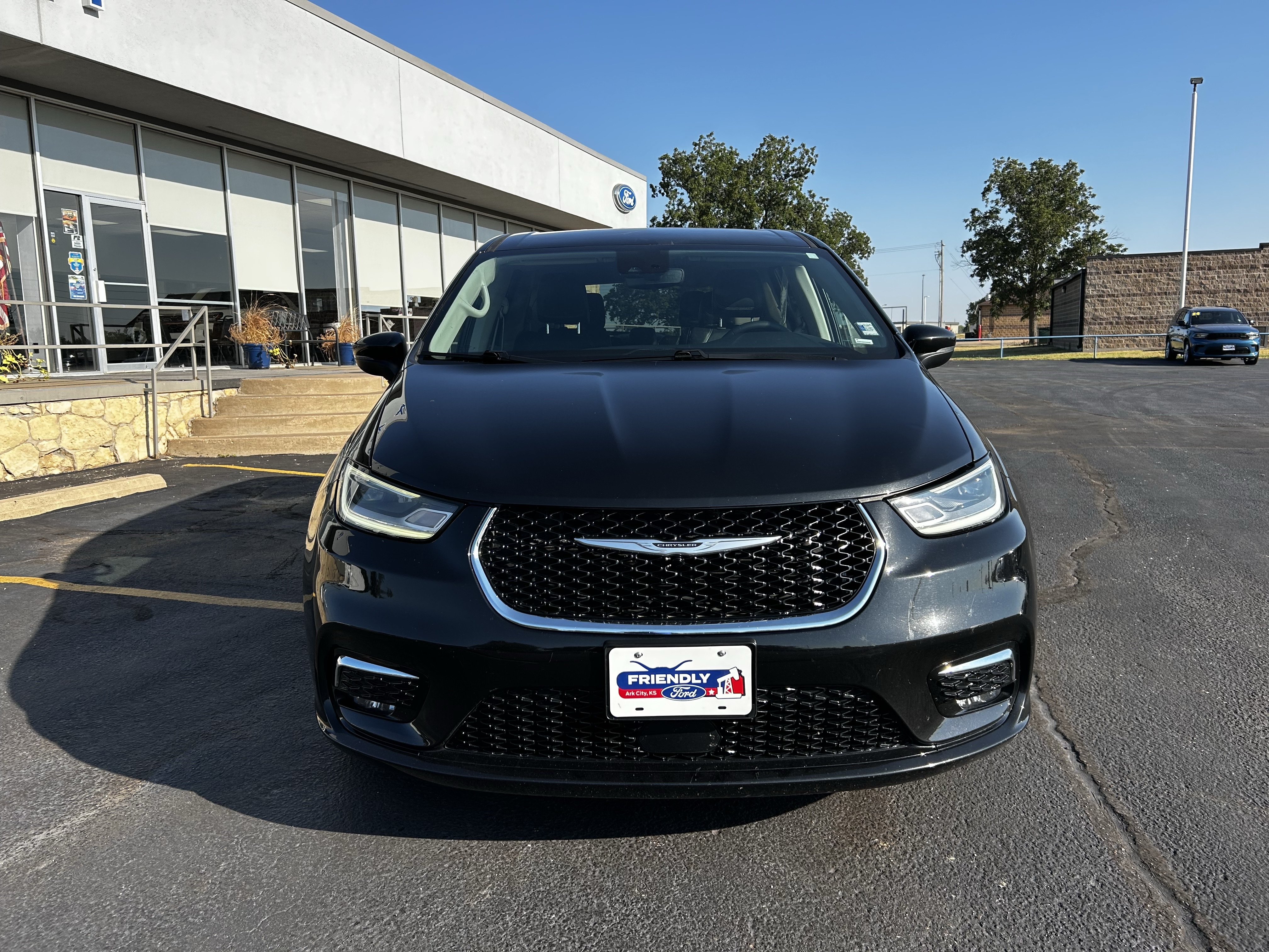 Used 2023 Chrysler Pacifica Touring-L FWD image 5
