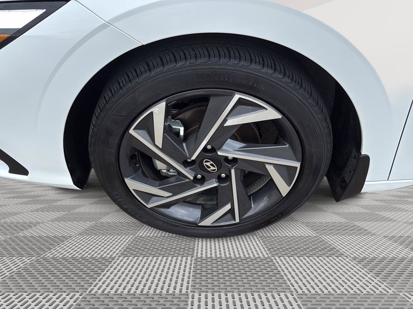 Used 2025 Hyundai Elantra Sport image 9