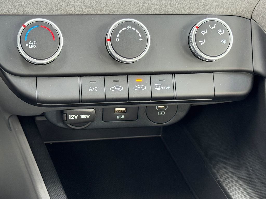 Used 2025 Hyundai Elantra SE image 16