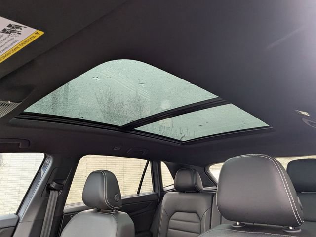 Used 2024 Volkswagen Atlas Cross Sport SEL R-Line AWD/4WD image 17