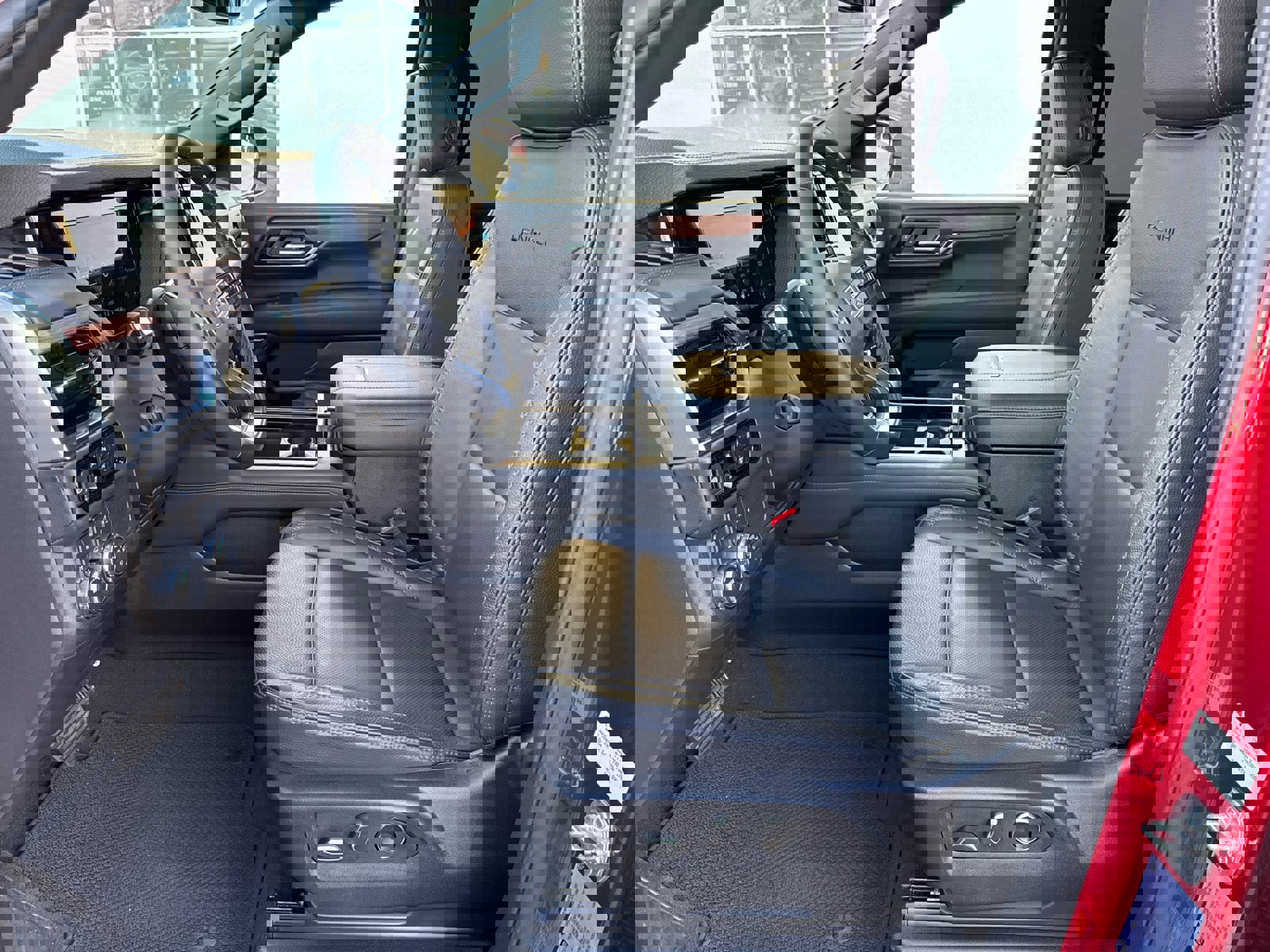 Certified 2025 GMC Yukon Denali image 29