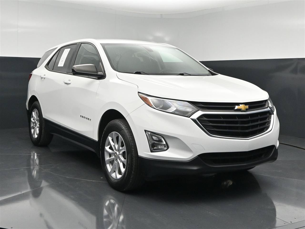 Used 2019 Chevrolet Equinox LS w/ LS Convenience Package AWD/4WD image 3