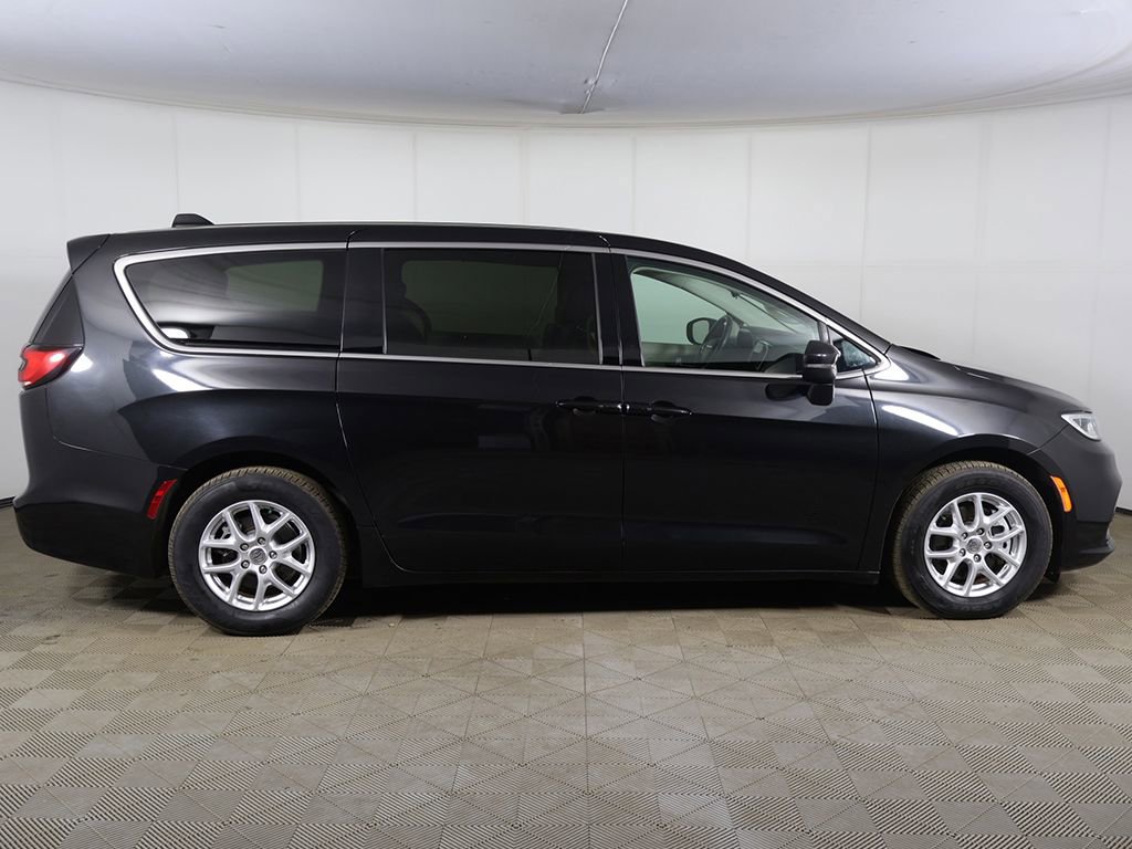 Used 2023 Chrysler Pacifica Touring-L FWD image 16