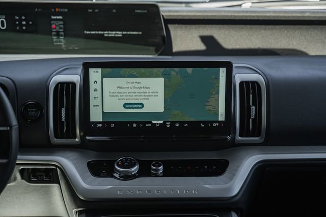 Used 2025 Ford Expedition Active image 31