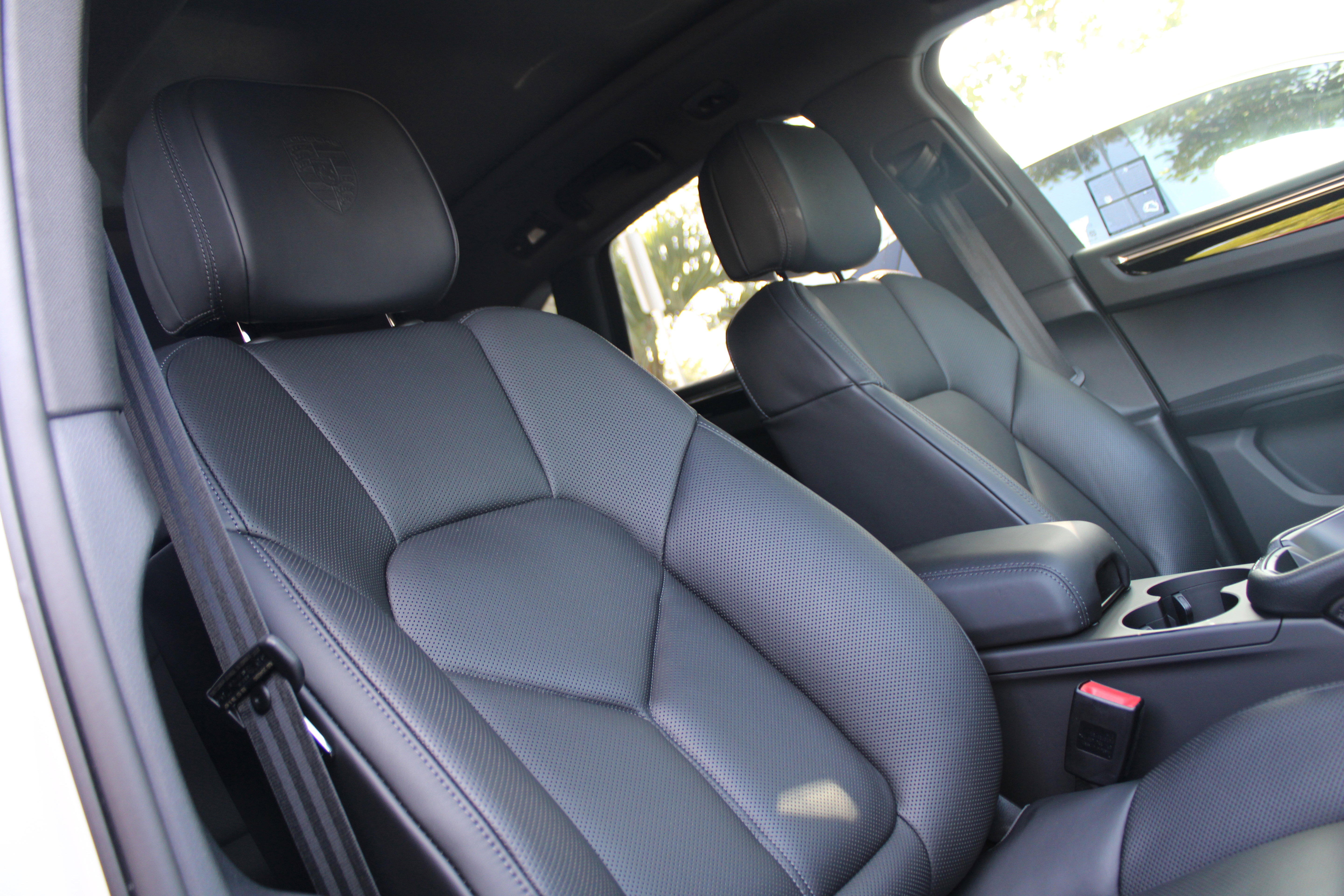 Certified 2025 Porsche Macan Turbo image 34