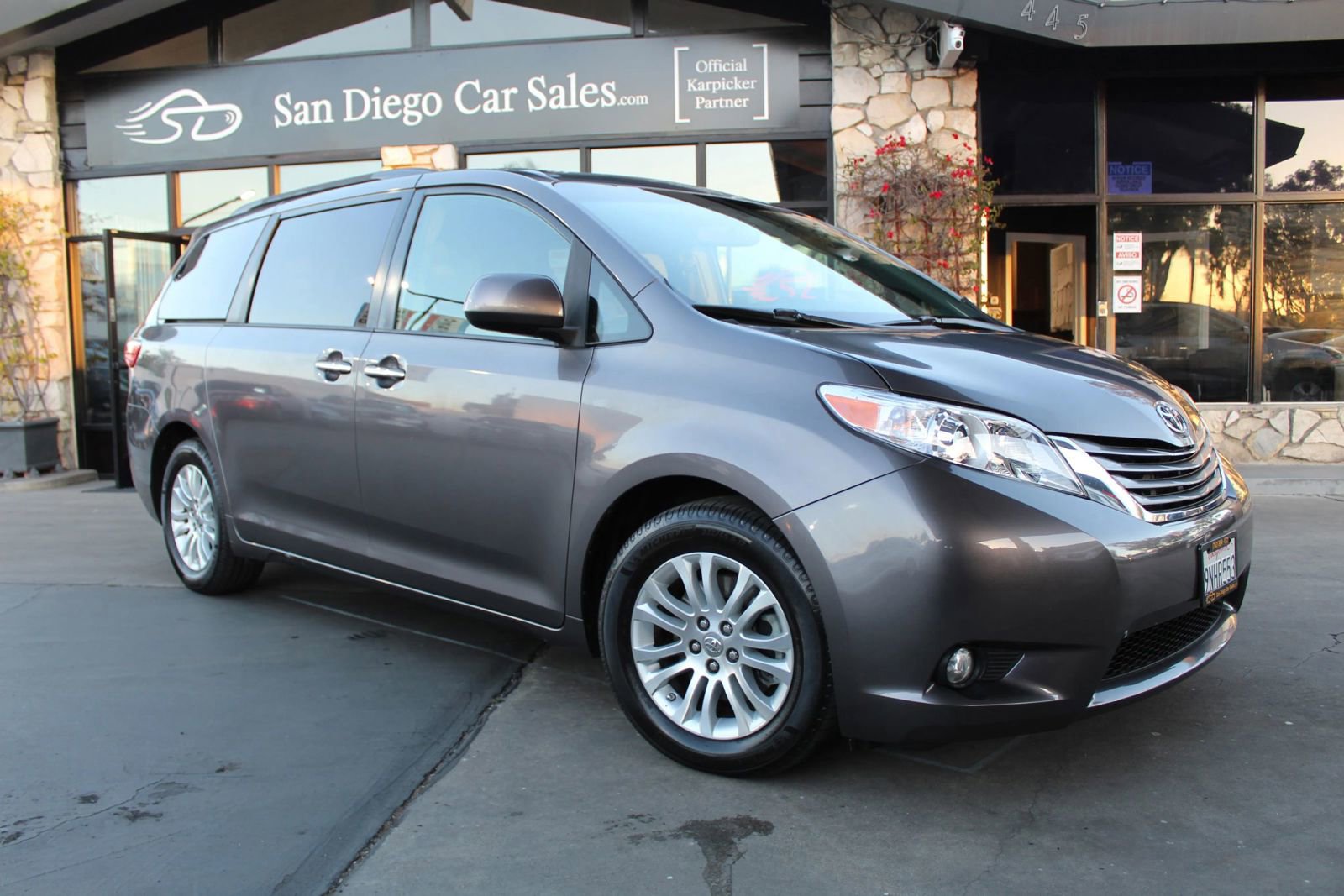 Used 2015 Toyota Sienna XLE w/ XLE Navigation Package FWD image 7