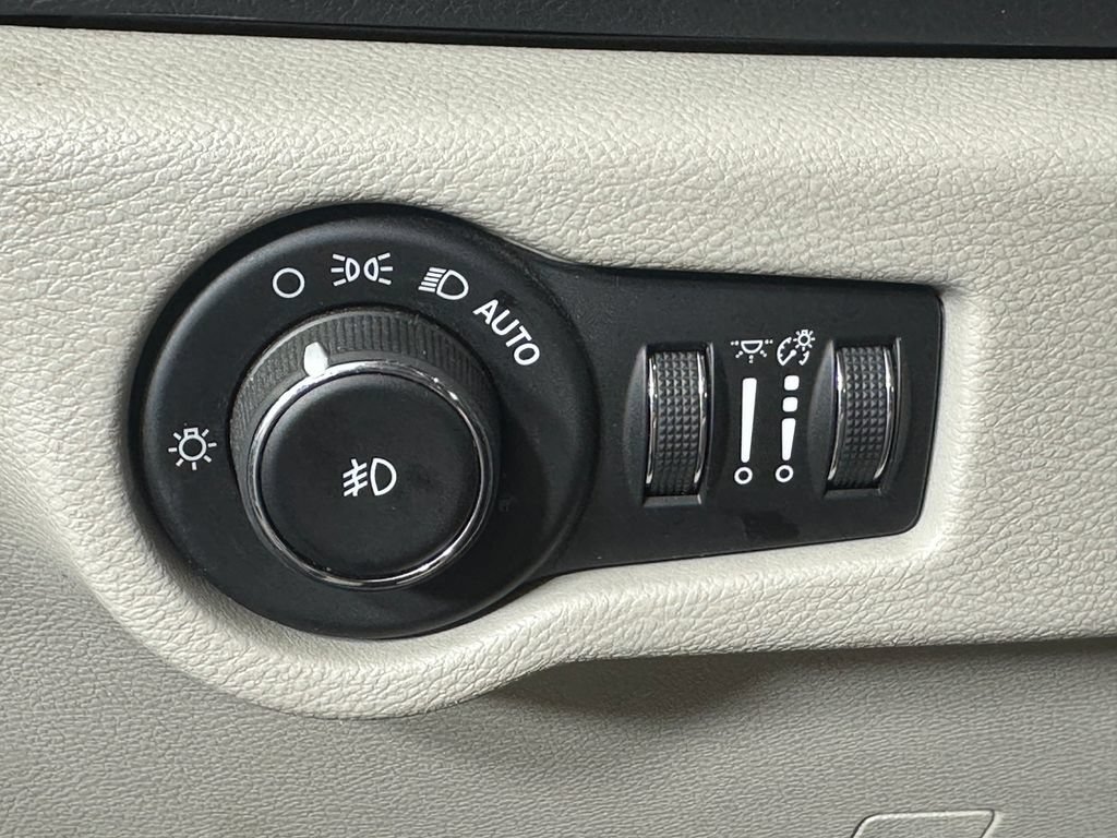 Used 2018 Chrysler Pacifica Touring-L FWD image 21