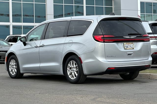 Certified 2024 Chrysler Pacifica Touring-L image 9