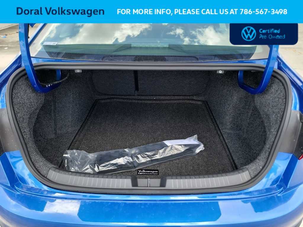 Certified 2023 Volkswagen Jetta SE w/ Panoramic Sunroof Package FWD image 30