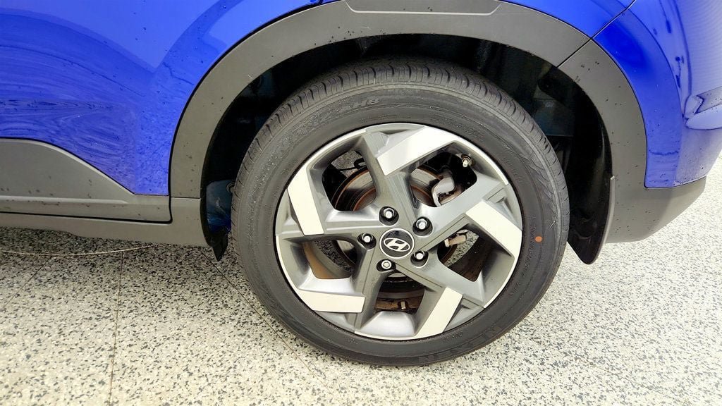 Used 2023 Hyundai Venue SEL FWD image 9