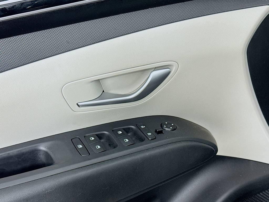 Used 2023 Hyundai Tucson SE FWD image 17