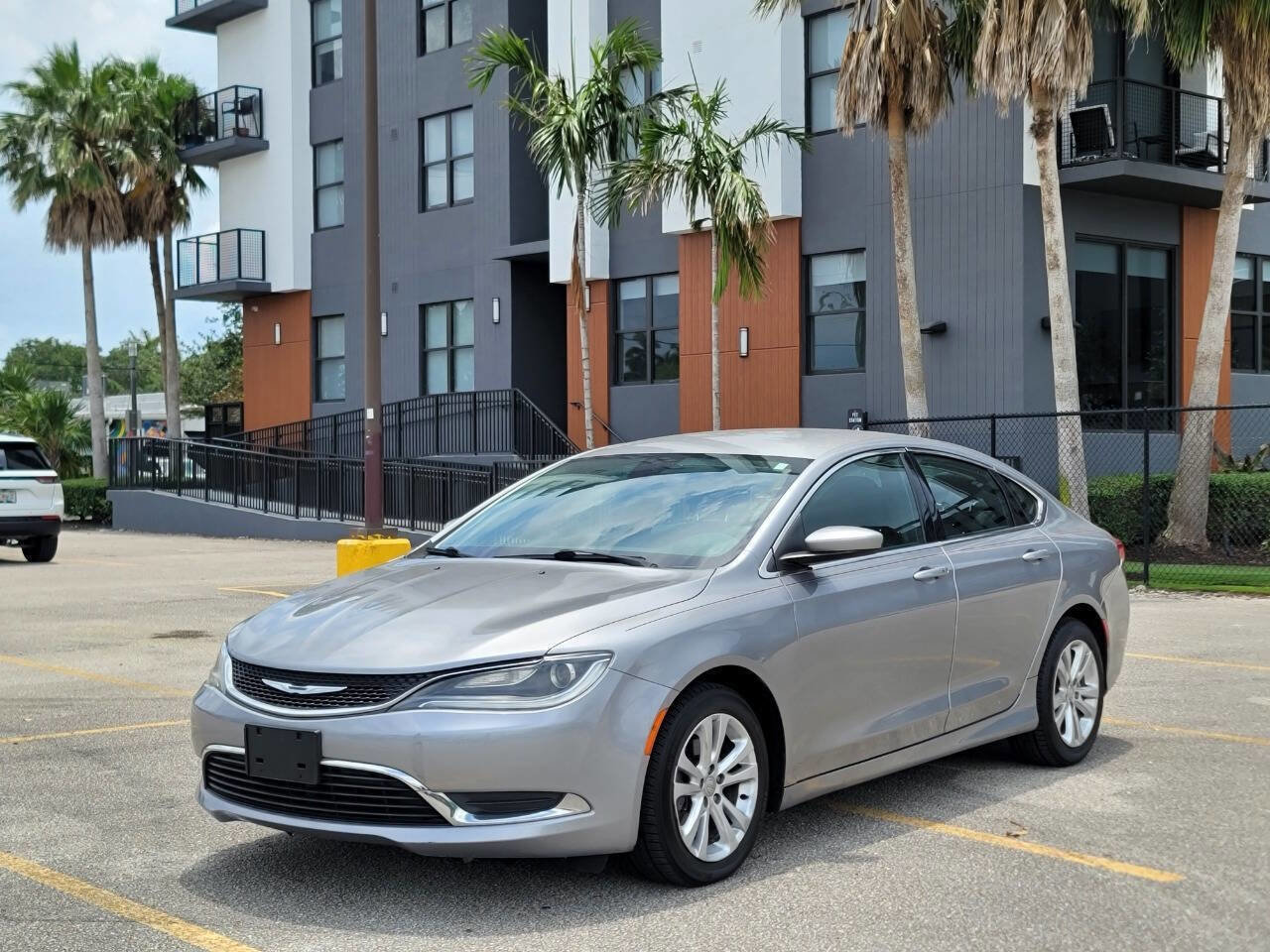 Used 2015 Chrysler 200 Limited FWD image 1