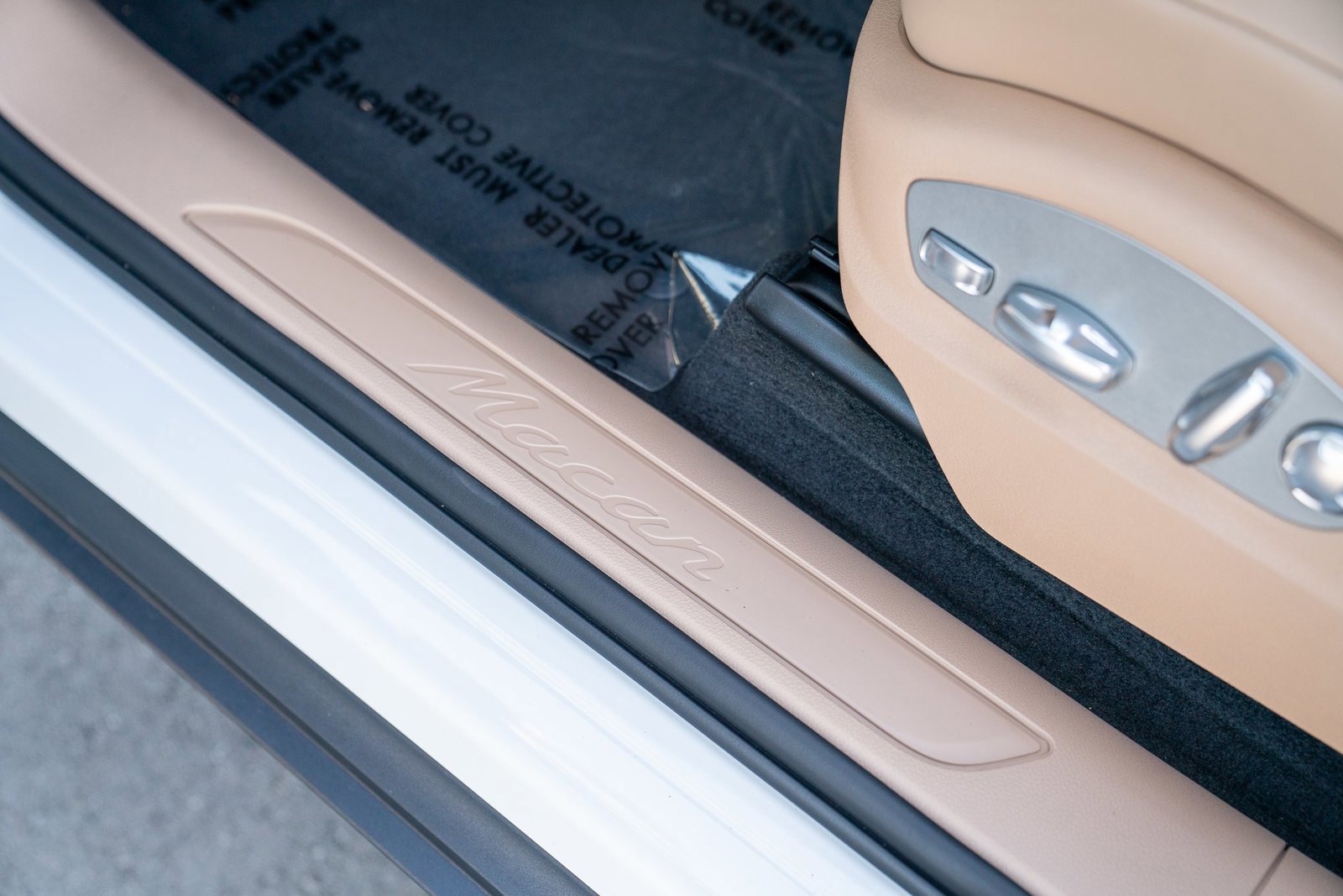 Certified 2025 Porsche Macan image 11