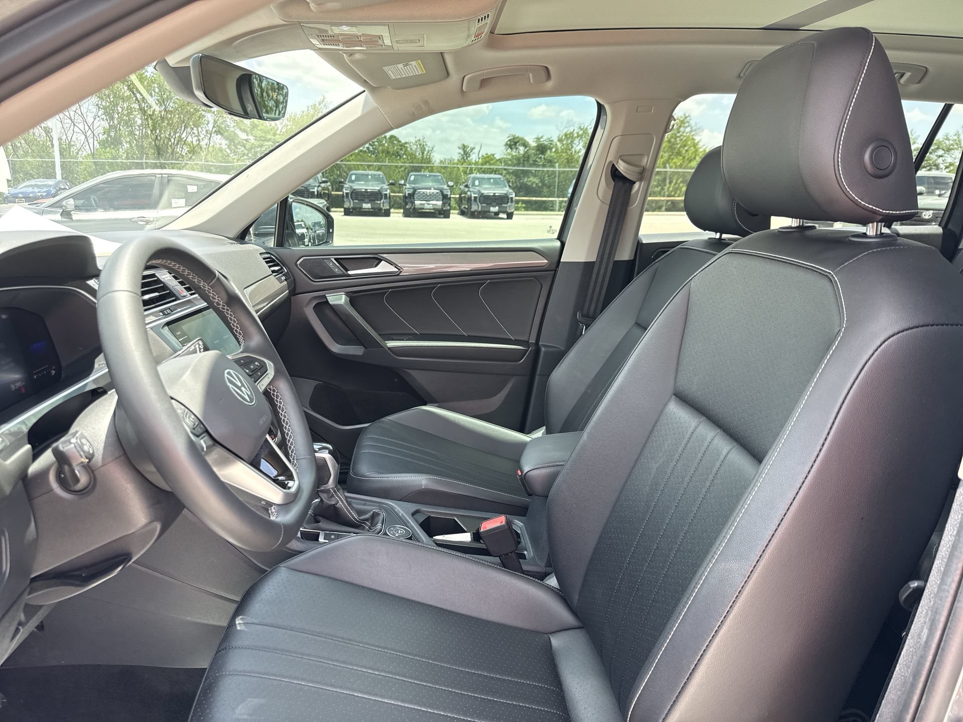 Used 2022 Volkswagen Tiguan SE w/ Panoramic Sunroof Package AWD/4WD image 13