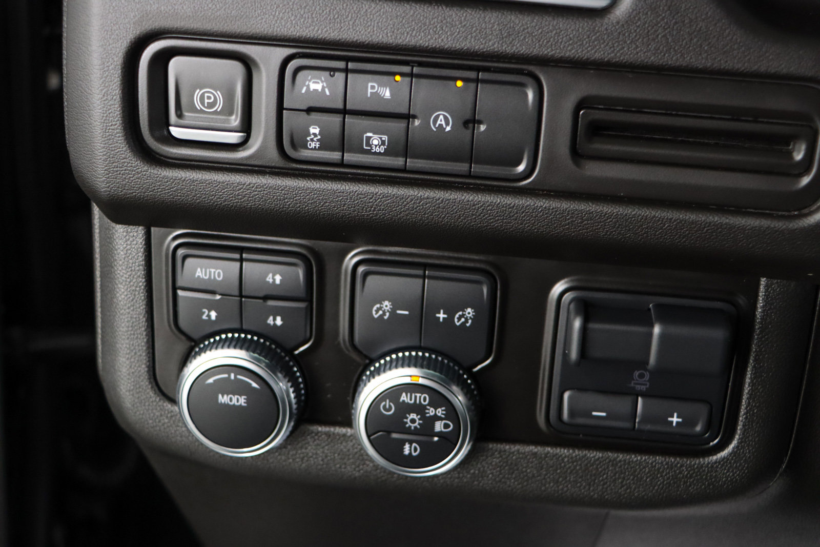 Used 2023 GMC Yukon SLT w/ SLT Luxury Package image 23