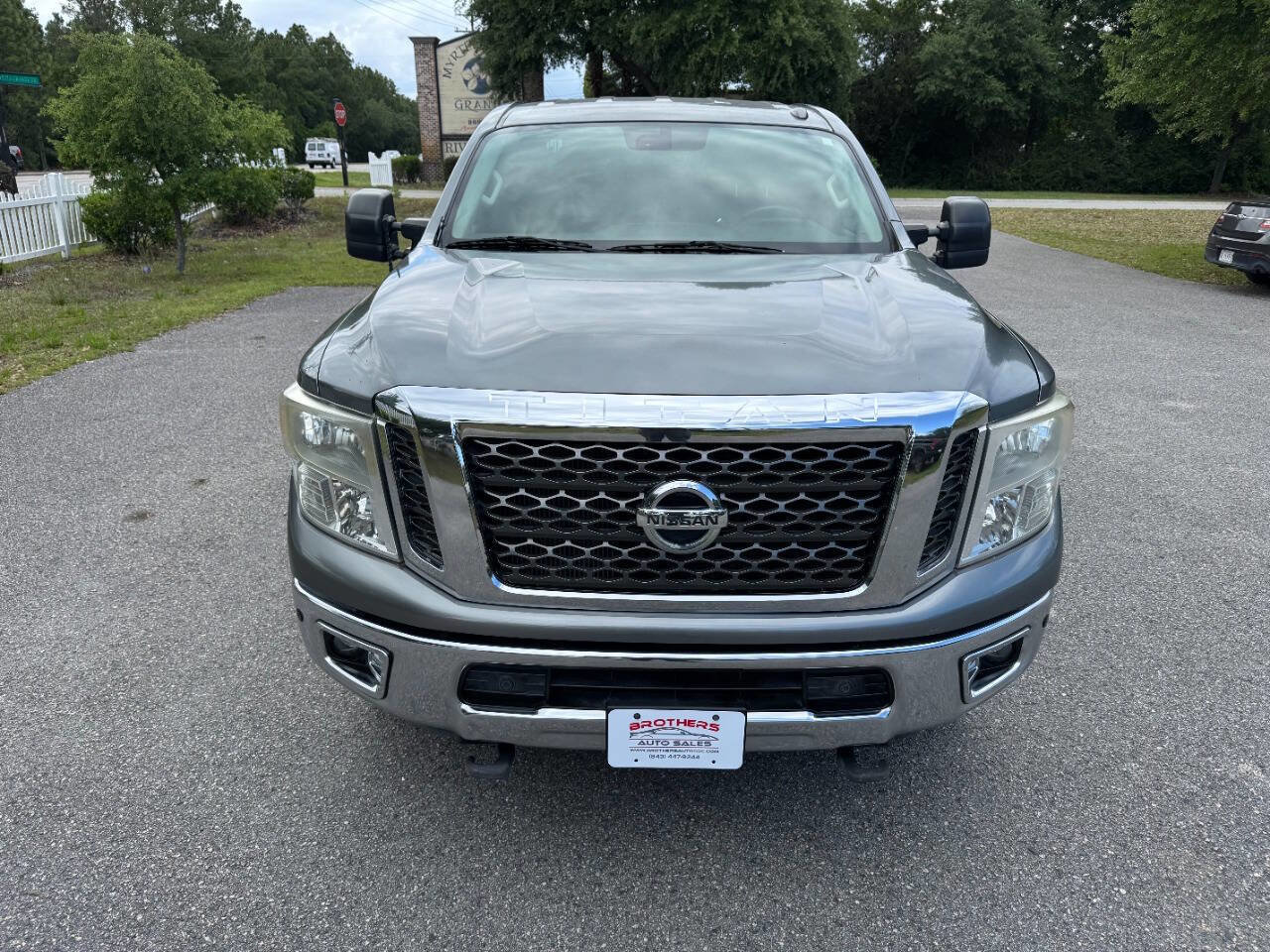 Used 2017 Nissan Titan SV RWD image 2
