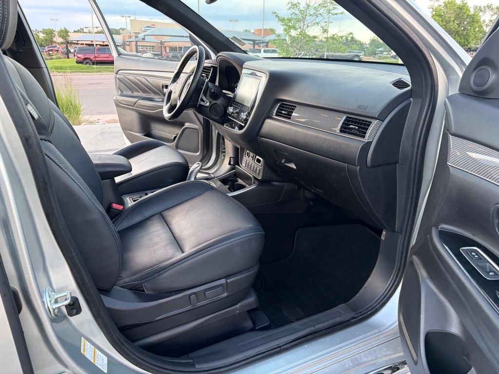 Used 2021 Mitsubishi Outlander 4WD Plug-In Hybrid image 22