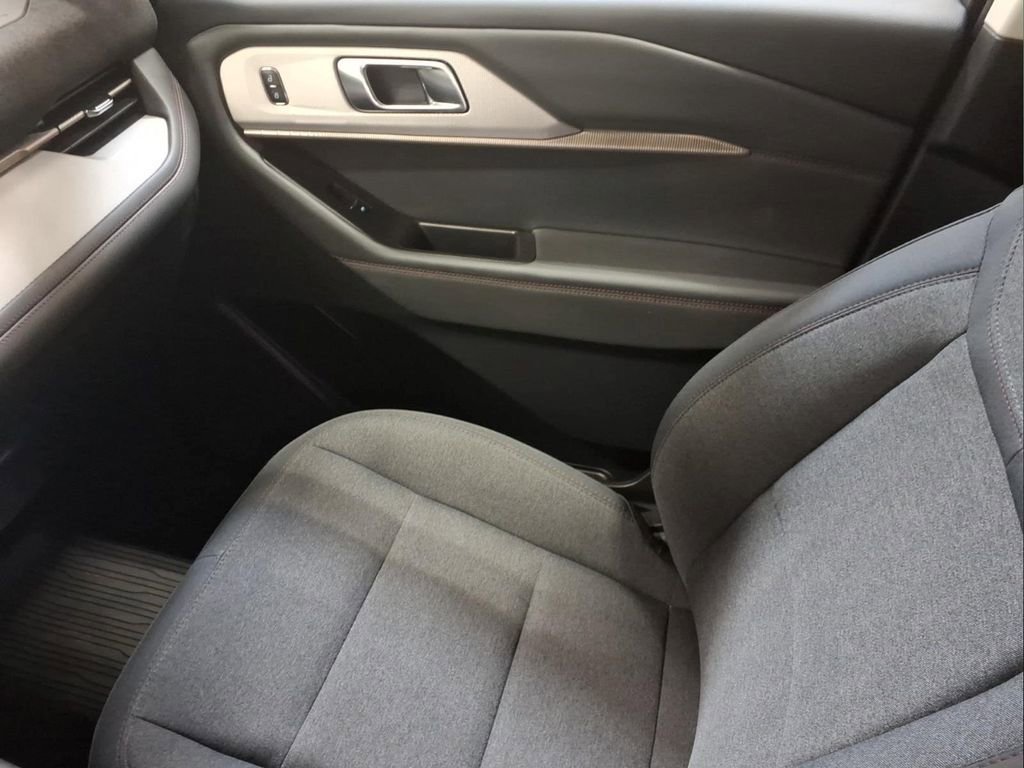 Used 2025 Ford Explorer Active AWD/4WD image 23
