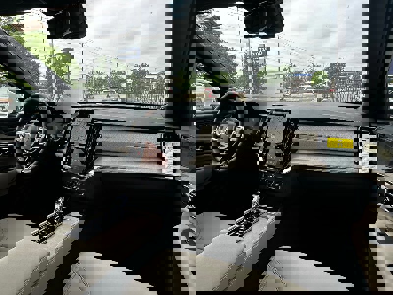 New 2025 Volvo XC90 T8 Plus w/ Protection Package Premier image 11