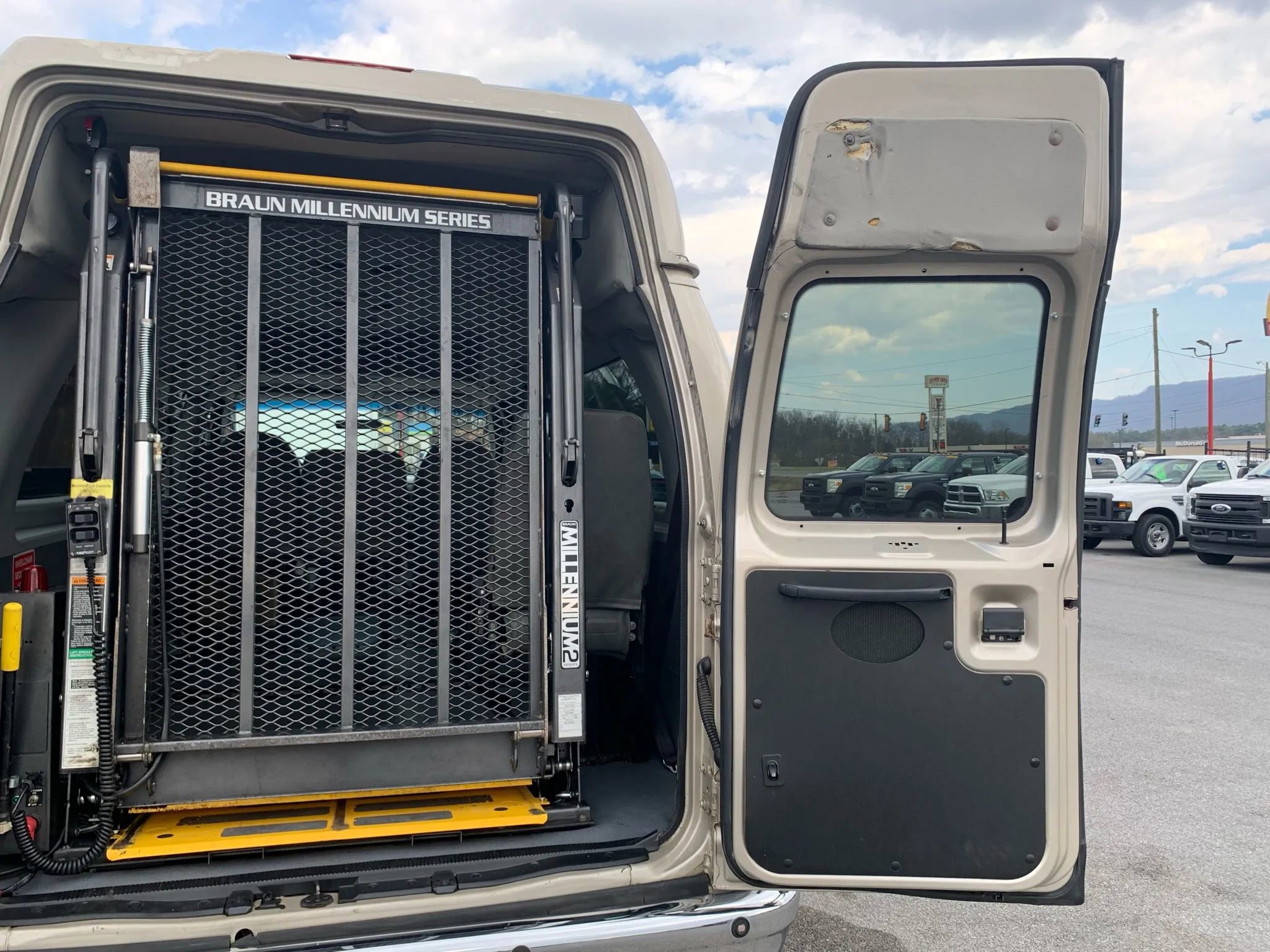 Used 2007 Ford E-350 and Econoline 350 XL image 32