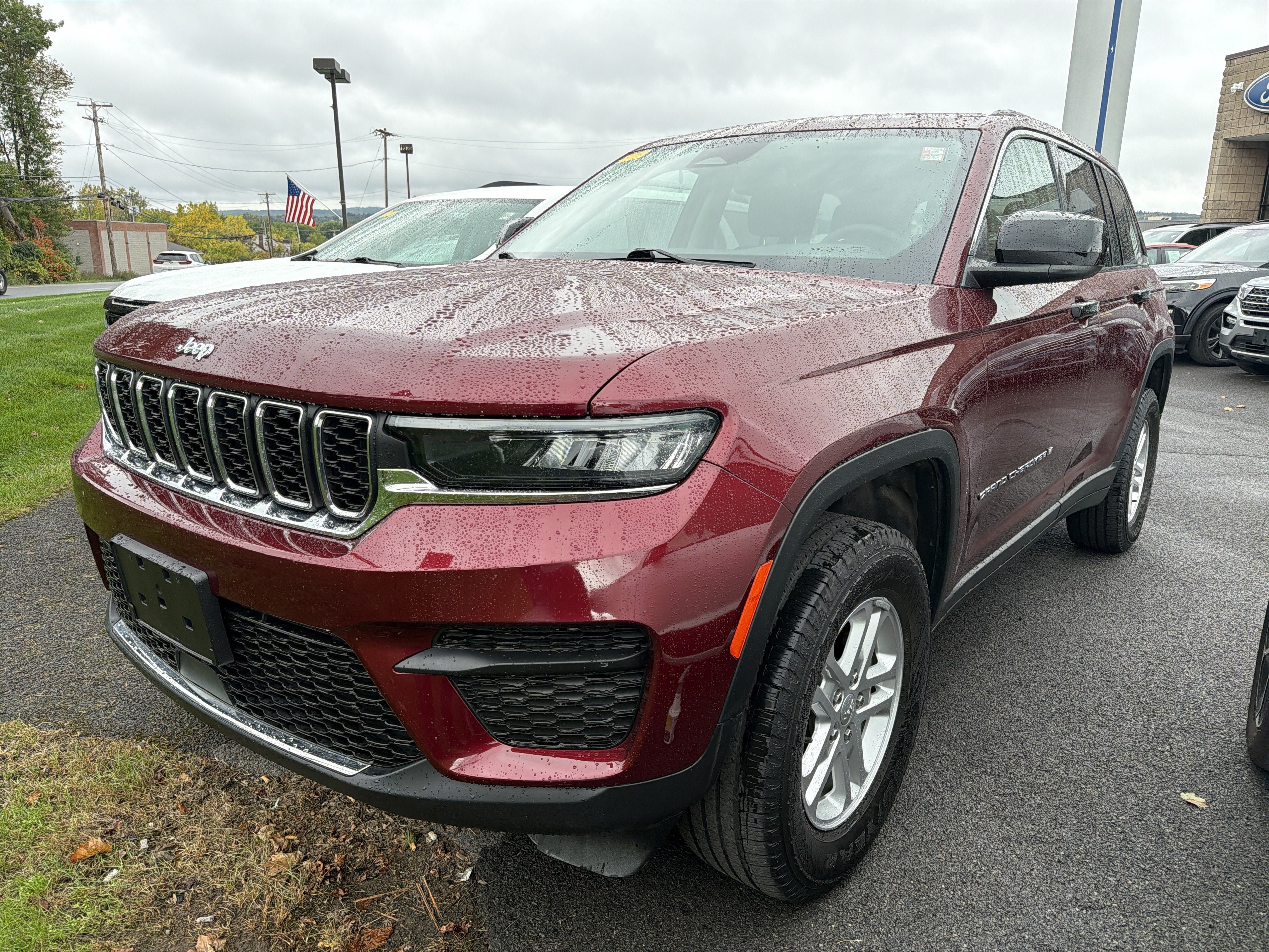 Used 2024 Jeep Grand Cherokee Laredo AWD/4WD image 4