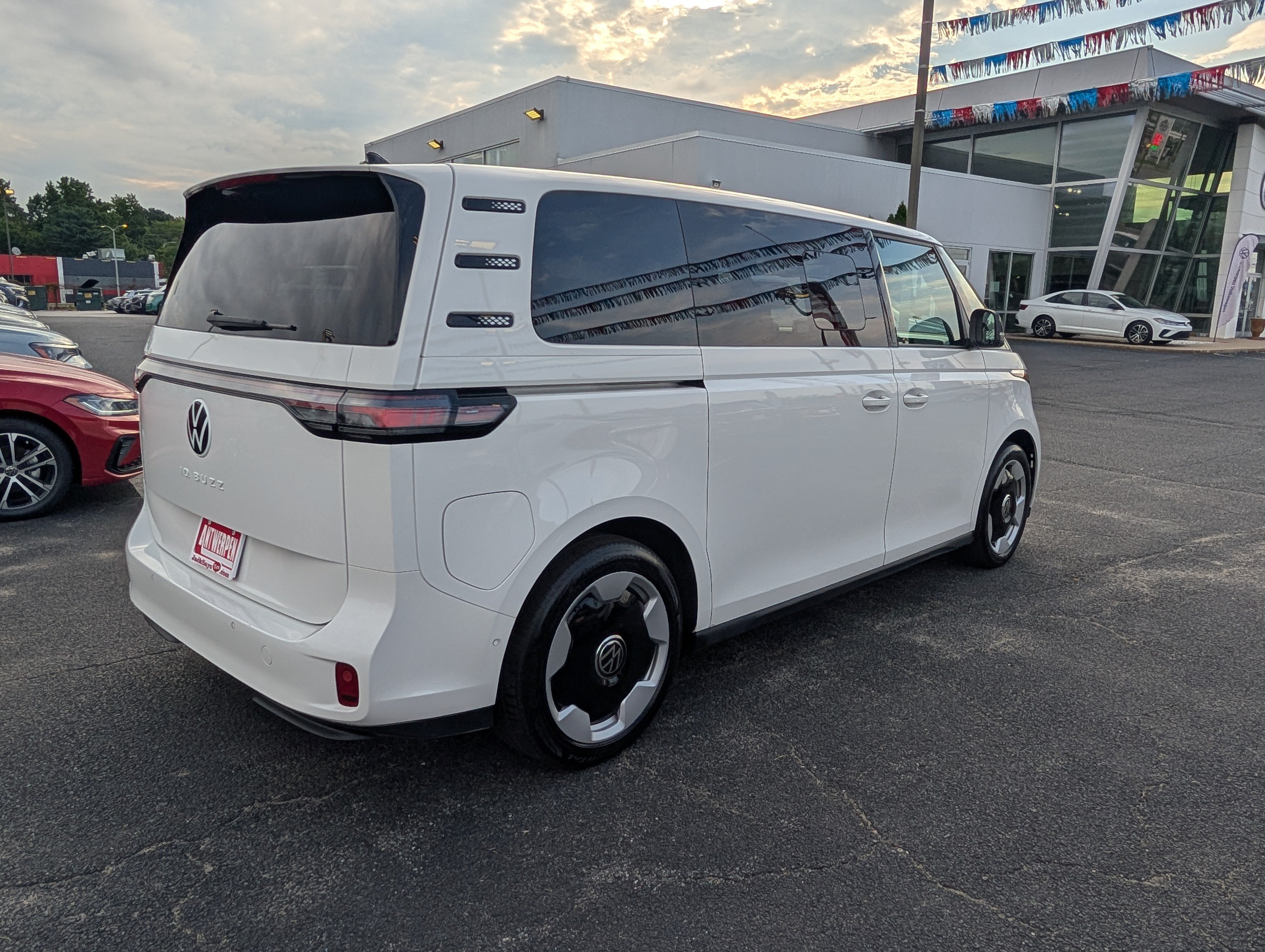 Used 2025 Volkswagen ID. Buzz Pro S Plus RWD image 3