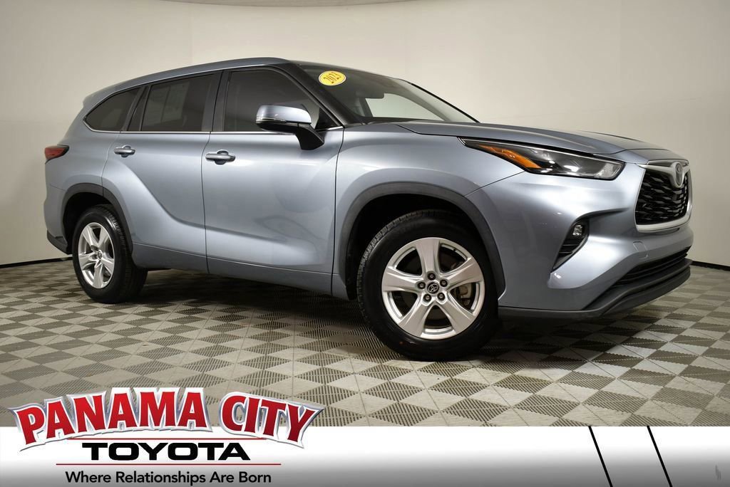Used 2023 Toyota Highlander LE image 1