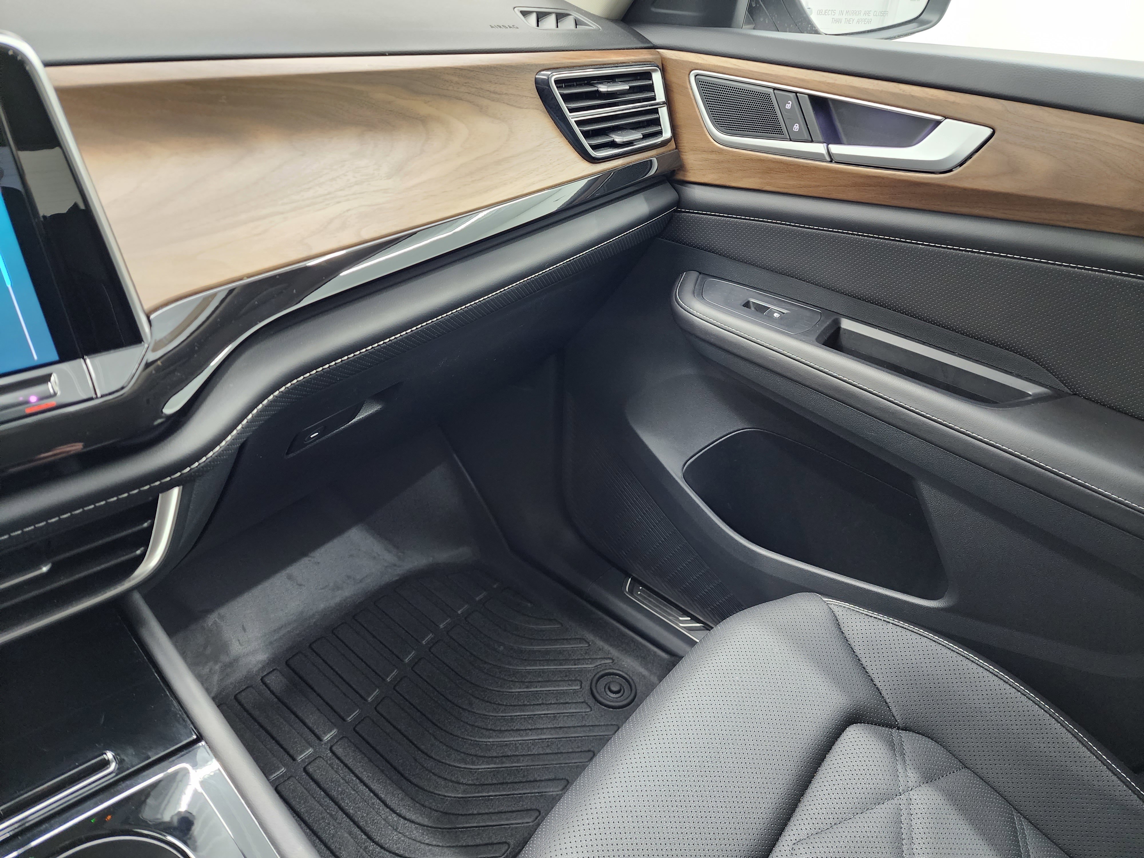 Used 2025 Volkswagen Atlas SE image 13