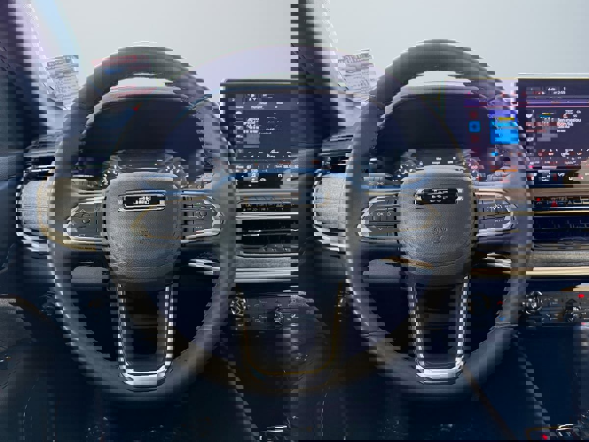 Used 2024 Jeep Compass Latitude image 10