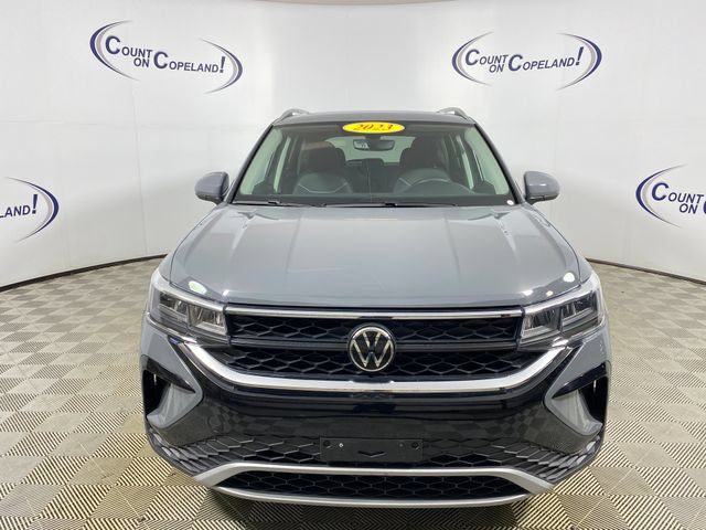 Used 2023 Volkswagen Taos SE w/ Panoramic Sunroof Package AWD/4WD image 2